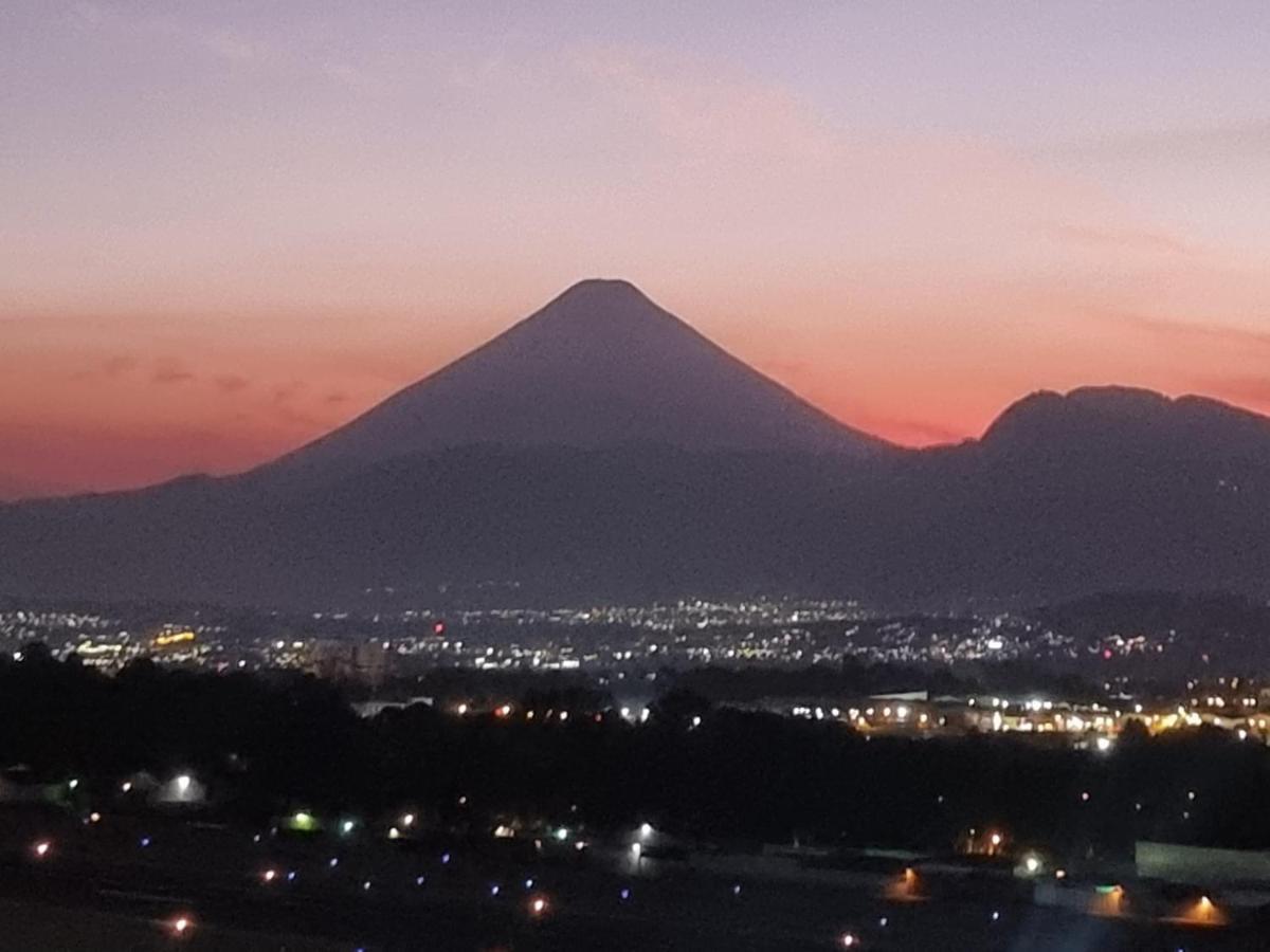 Amazing Volcano Views In Front Of Airport Guatemala Dış mekan fotoğraf