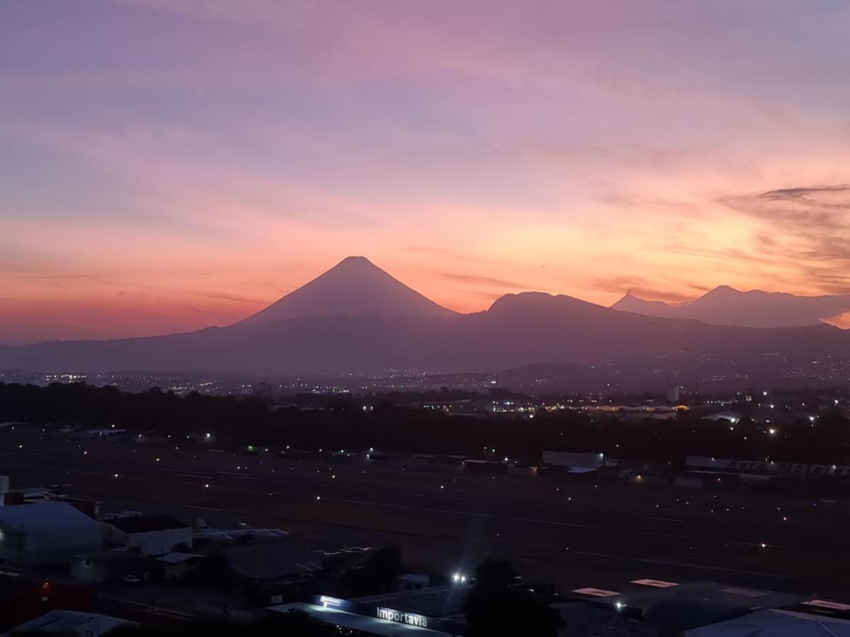 Amazing Volcano Views In Front Of Airport Guatemala Dış mekan fotoğraf