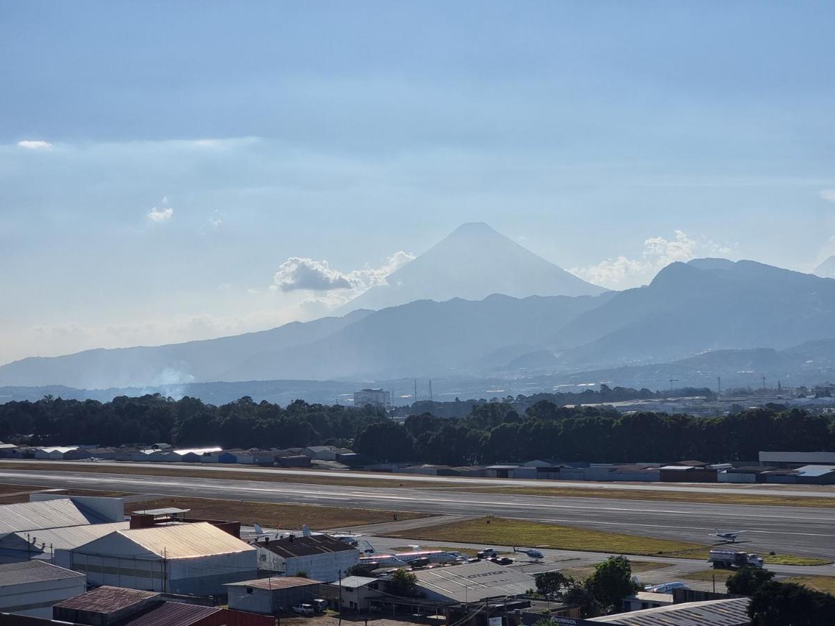 Amazing Volcano Views In Front Of Airport Guatemala Dış mekan fotoğraf