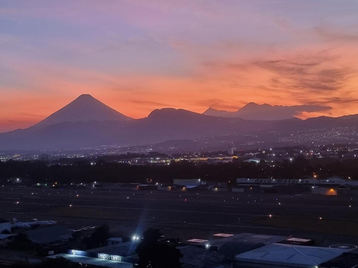Amazing Volcano Views In Front Of Airport Guatemala Dış mekan fotoğraf