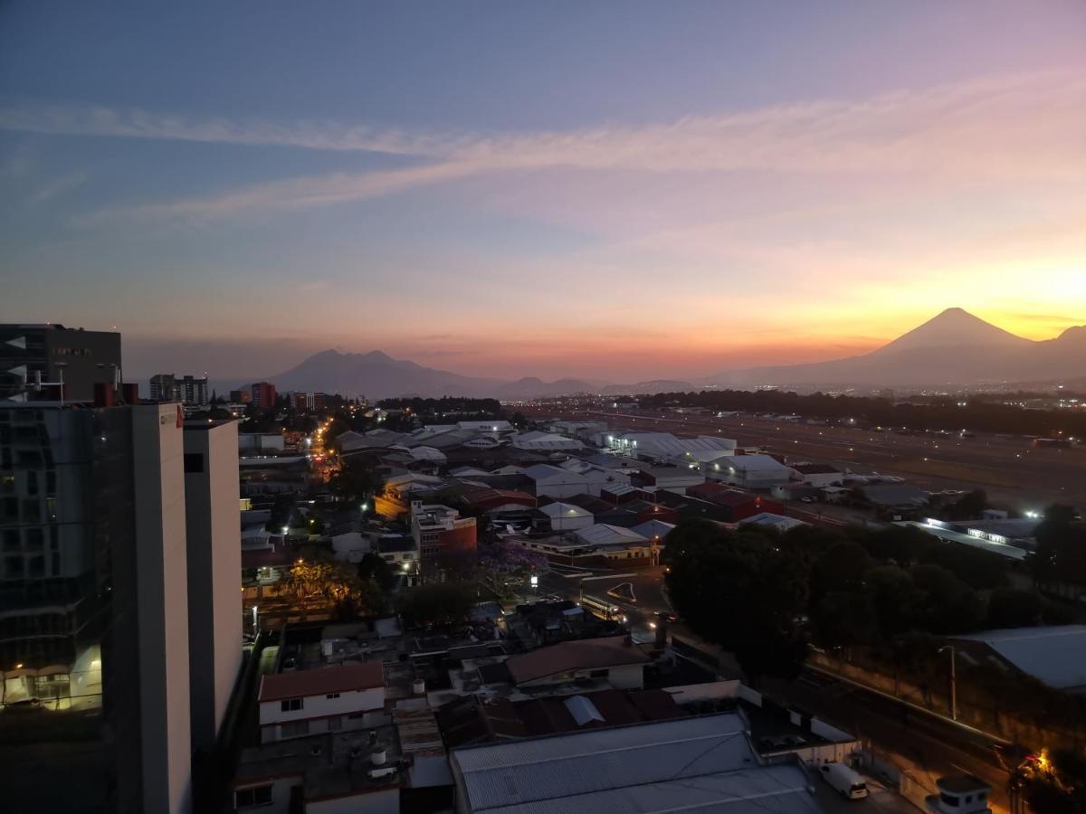 Amazing Volcano Views In Front Of Airport Guatemala Dış mekan fotoğraf