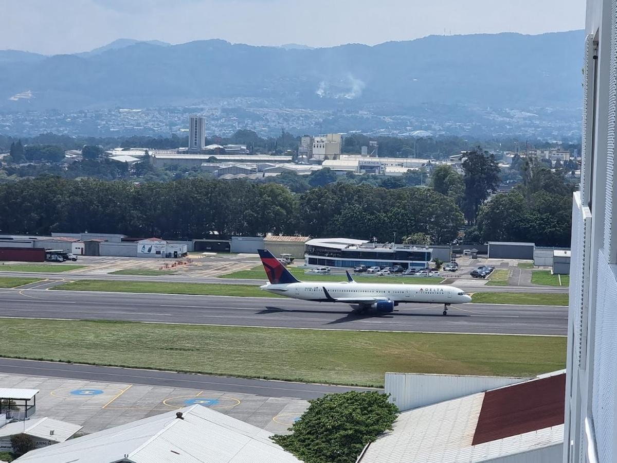 Amazing Volcano Views In Front Of Airport Guatemala Dış mekan fotoğraf