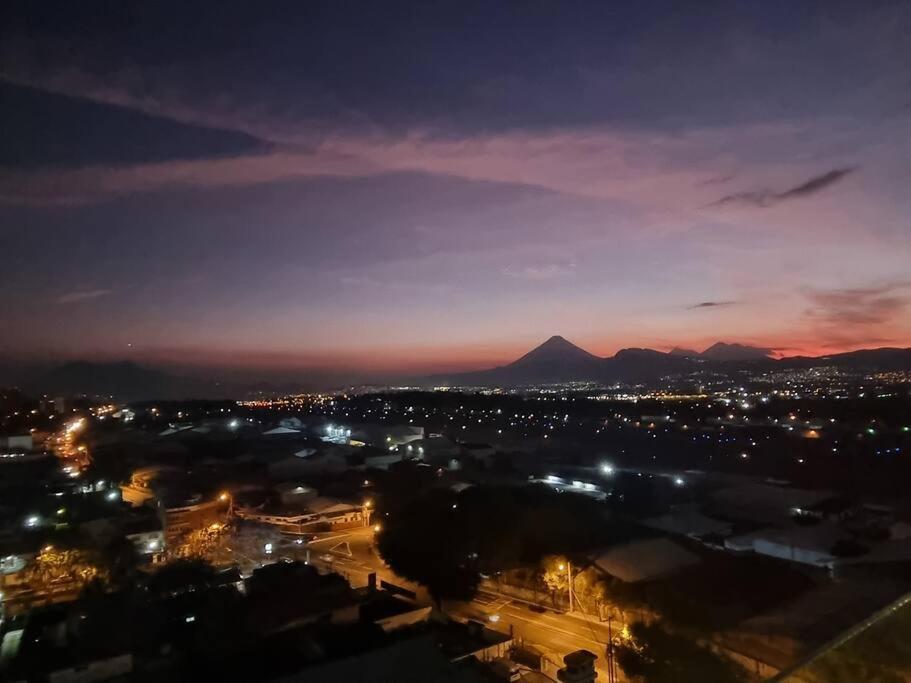 Amazing Volcano Views In Front Of Airport Guatemala Dış mekan fotoğraf