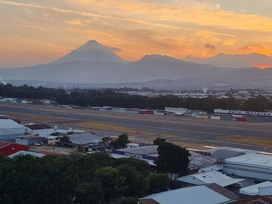 Amazing Volcano Views In Front Of Airport Guatemala Dış mekan fotoğraf