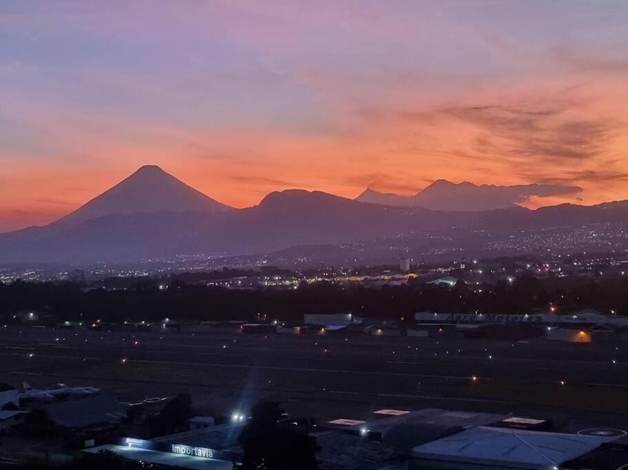 Amazing Volcano Views In Front Of Airport Guatemala Dış mekan fotoğraf
