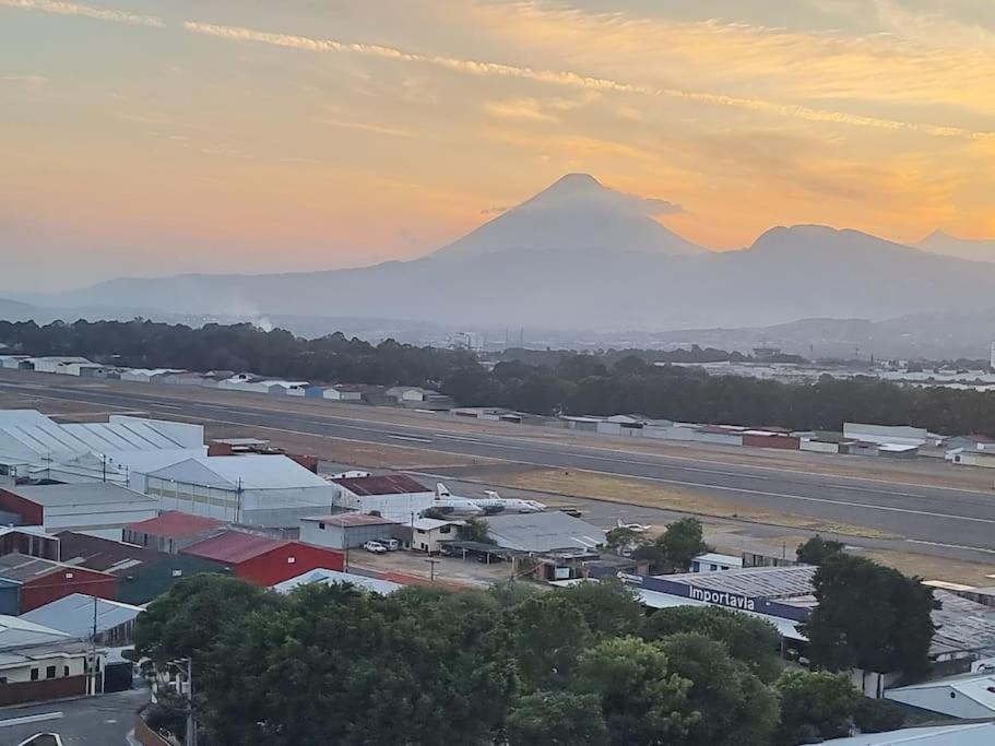 Amazing Volcano Views In Front Of Airport Guatemala Dış mekan fotoğraf