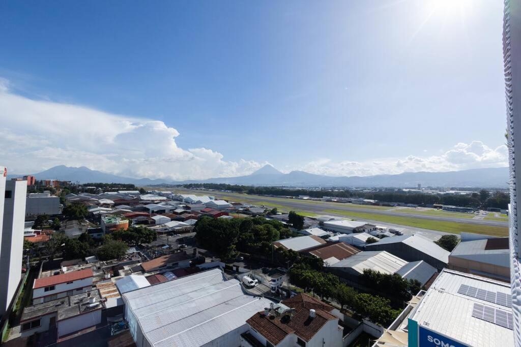Amazing Volcano Views In Front Of Airport Guatemala Dış mekan fotoğraf