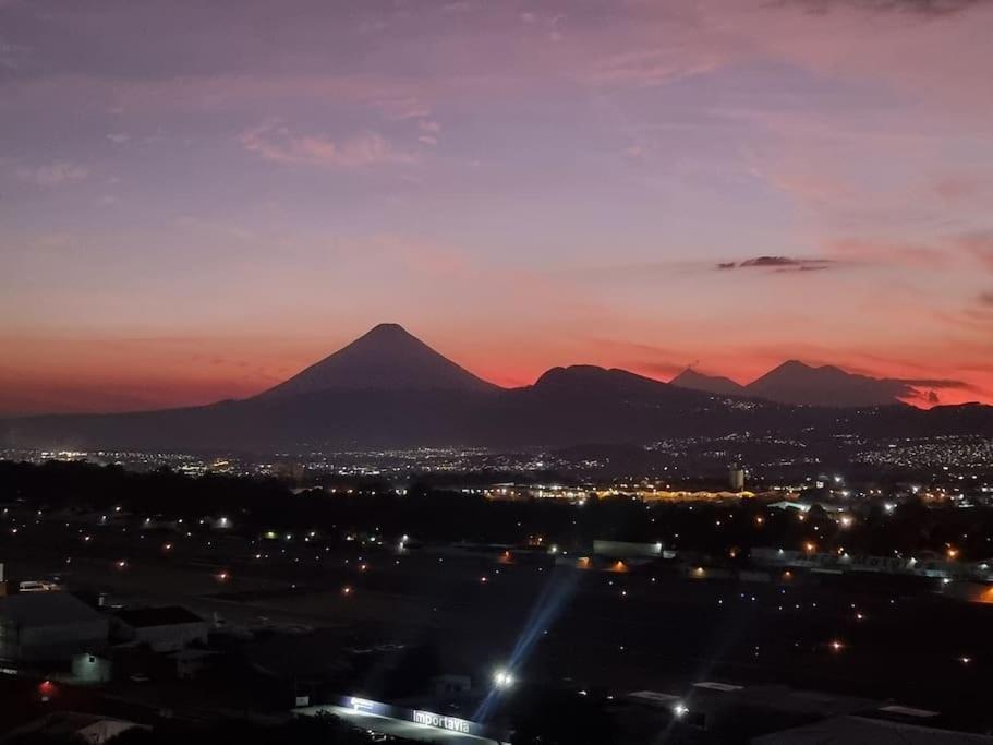 Amazing Volcano Views In Front Of Airport Guatemala Dış mekan fotoğraf